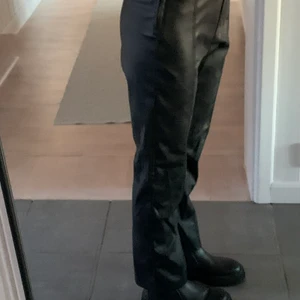 Läderimitation byxor från Ginatricot - Fina men åker tyvärr inte på då de är lite för stora! Dragkedja på sidan och sömm på mitten. I storlek s, köptes för 300kr säljer för 80kr.