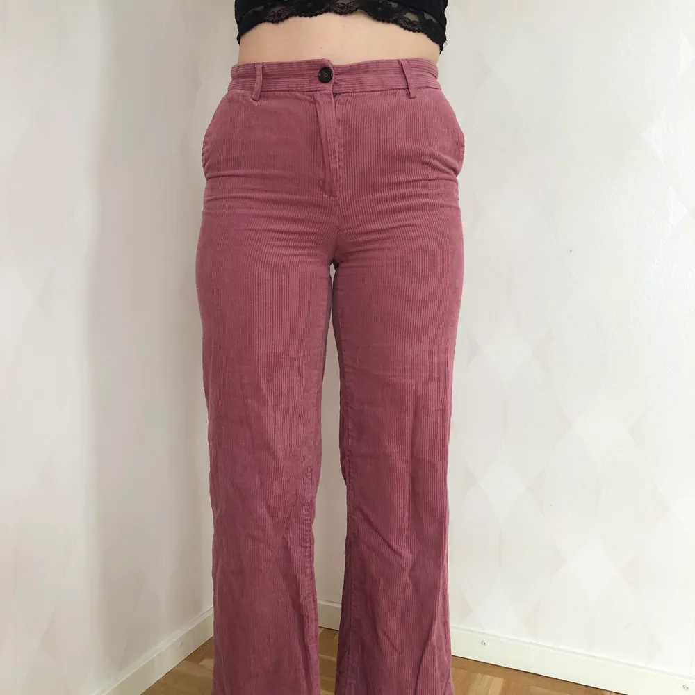 Ett par jättesköna rosa manchesterbyxor från Monki. Väl använda men i bra skick. Strl 36. Jeans & Byxor.