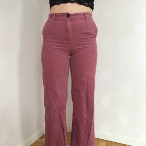 Manchesterbyxor från Monki - Ett par jättesköna rosa manchesterbyxor från Monki. Väl använda men i bra skick. Strl 36