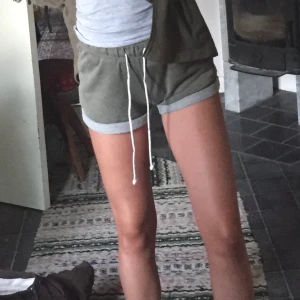 Mjukisshorts HM strl xs - Ett par väl använda mjukisbyxor från HM i storlek Xs. Blivit knorrtiga med tiden men är sköna! Säljer pga för små. Köparen står för frakten