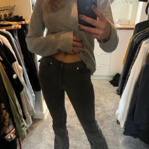 Långa jeans  - Jeans från AFJs kollektion med nakd som går ner över fötterna på mig som är 169, mid Rise med snygg söm längs benet😽😽