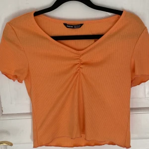 Orange croptop  - En väldigt fin orange ribbad croptop från shein som jag köpte för ett tag sen men som aldrig använts, frakt betalas av köparen 💖 färgen är ljusare och starkare i verkligheten än på bilden
