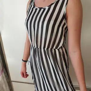 Enkel klänning från H&M💜 Perfekt skick. Säljer för att det inte är min stil. 100% polyester, tunt material. Slutar halvvägs ner för låren. Köparen står för frakt (48 kr)