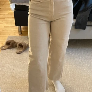 Raka beiga jeans - Raka beiga jeans från lager 157, helt oanvända och väldigt bekväma. Buda privat. 