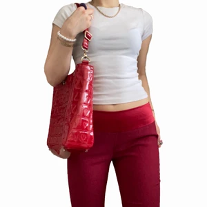 Röd väska - Rymlig röd väska med hjärtdetaljer på😍