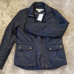 Jacka hm - En oanvänd (lappen kvar) marinblå jacka från hm                   Stl. 36