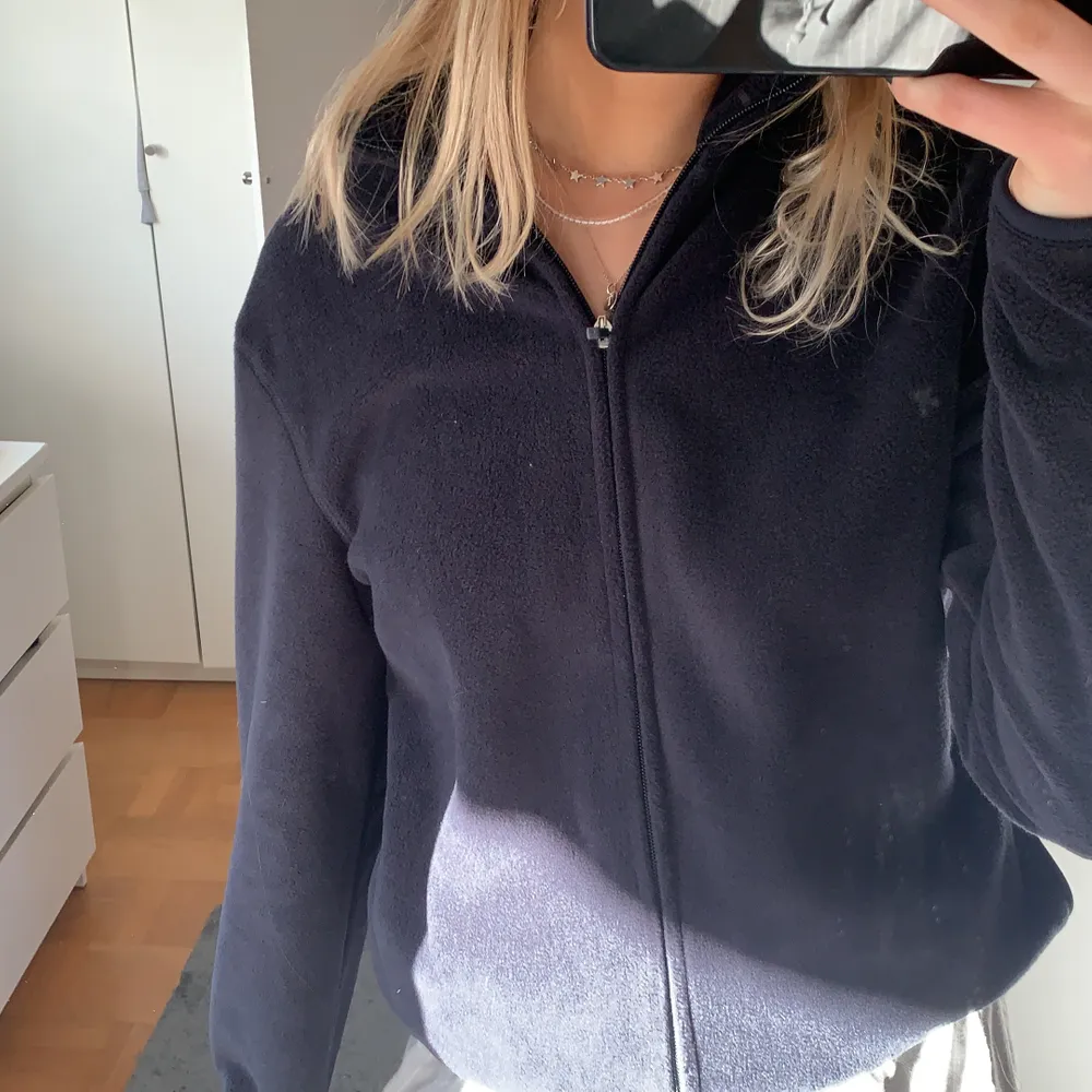 mörkblå fleece från herravdelningen på hm i storlek XS💞. Tröjor & Koftor.