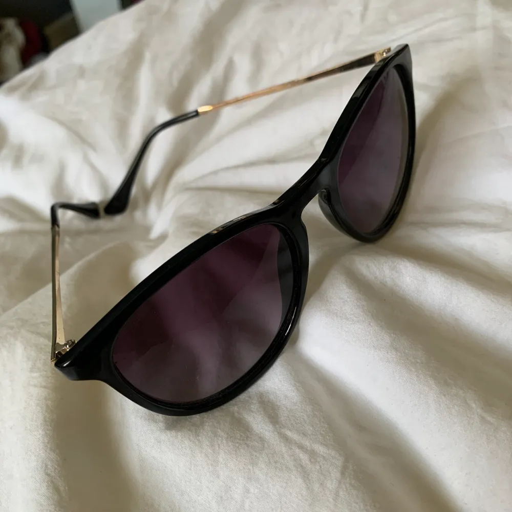 Jättefina svarta solglasögon från Gina Tricot med guldfärgad båge. Använda någon sommar och därmed lite små repor i glaset om man kollar noga men märks inte när man har dem på sig. . Accessoarer.