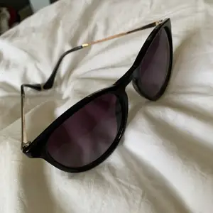 Jättefina svarta solglasögon från Gina Tricot med guldfärgad båge. Använda någon sommar och därmed lite små repor i glaset om man kollar noga men märks inte när man har dem på sig. 