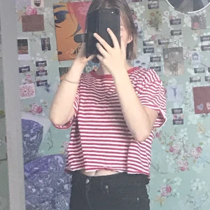 Röd/vid croppad t-shirt - Köpte second hand för ett tag sedan och har aldrig använt