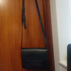 HandVäska  - Svart handväska i fejkskinn