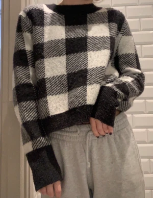 Super sweet sweater❤️ kinda of cropped!😎 - Perfect sweater, that does not itch❤️ 