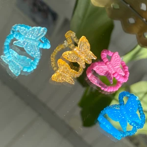 egentillverkade ringar  - Egentillverkade ringar. Ca storlek S.                                                                       Säljer för 15kr/st + 12kr i frakt. Fraktpriset är det samma oavsett antalet ringar man köper ✨.                    🔴 Endast den ljusblå ringen finns kvar!! 🔴