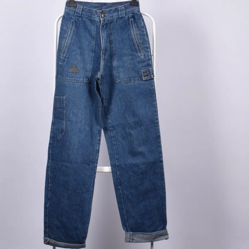 Säljer dessa byxor då de inte helt passade mig! Så sjukt coola och najs🥺  köpta på tradera! Funkar för en person som har 34/36 i storlek. Frakt tillkommer💗. Jeans & Byxor.