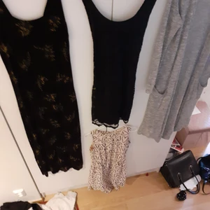 klänningspaket säljes billigt - Säljer dessa tillsammans billigt.allt är i jätte fint skick. Storlek small.