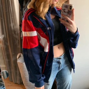 Adidas zip up - Super cool vintage adidas zip up köpt secondhand. I stl M 