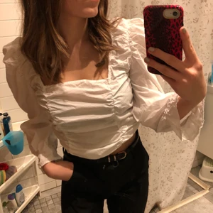 Vit blus - Vit blus från Zara. Puffig i ärmarna. Aldrig använt med lapparna kvar. Köpt för 299kr.