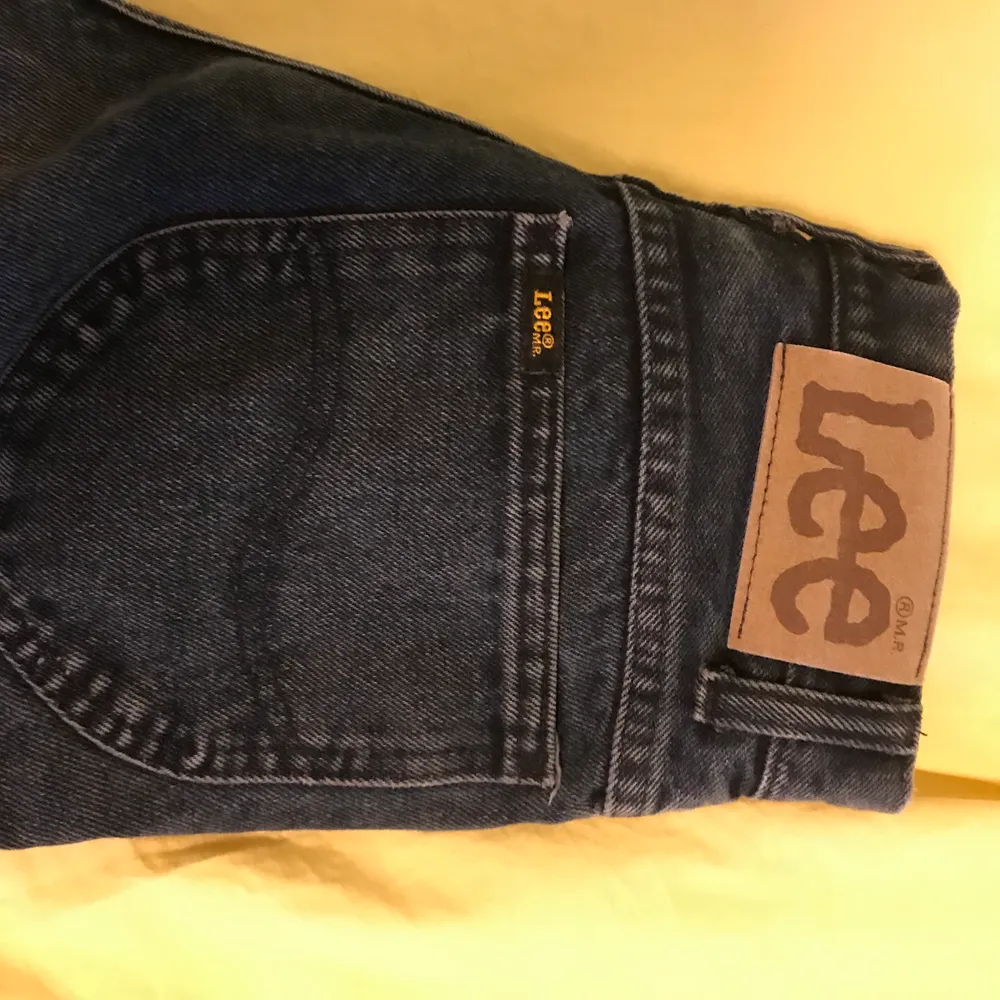 Säljer dessa Lee ”mom jeans” i en urtvättad vintage färg. De är i storlek 28/32. Jeans & Byxor.