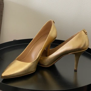 Michael Kors  - Michael Kors skor , storlek 38. Använts bara en gång. Helt ny. 