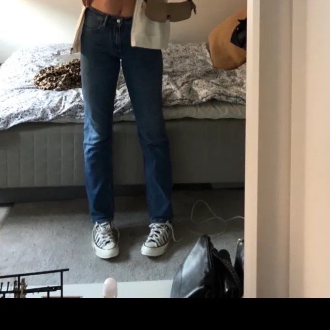 Säljer mina superfina acne jeans då de är för små. De är i längd 32 och storlek 28 som motsvarar S men passar även XS. Jag är 171cm lång och de är ganska långa på mig. Tror de sitter bäst på någon som är 165-167cm. De är i jättefint skick. Möts helst upp på Södermalm men kan också frakta, står dock ej för frakten. Buda i kommentarerna💓. Jeans & Byxor.