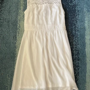 Vit klänning - Säljer en vit klänning jag egentligen tänkte ha på studenten men köpte en annan. Lapparna är kvar och den är helt oanvänd! Skriv ifall ni vill ha fler bilder eller har några frågor! 