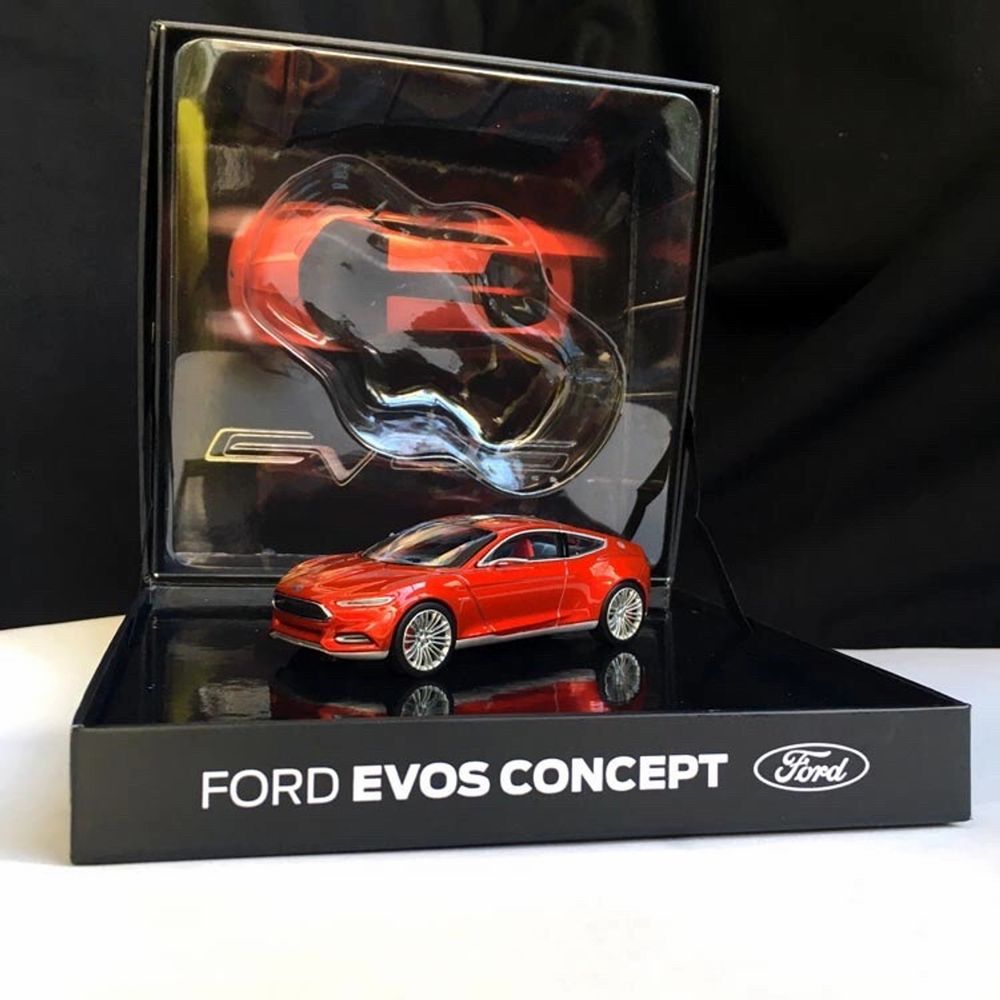 2012 Ford Evos model vehicle prepared by Ford for collectors. Ford Evos, shown as one of the car concepts of the future, is a hybrid concept with a mixture of gasoline engine, electric motor and lithium-ion battery. Designed by Stefan Lamm, led by Ford Europe design director Martin Smith. 1:43 scale model car in original special box. You can register the product by scanning the QR code on the back of the box with your mobile phone. The product is produced by Cybergroup, which produces model vehicles and promotional products of many world brands. There is no problem or deformation in the product. It has never been taken out of its box. Scale: 1:43 (10.5 x 4,5 x 3 cm) Manufacturer: Norev France Model year: 2012 Colour: Red Hot Chilli Item number: 003215369FDD73BF Weight: 400 gr Box Scale: 17x16x8 cm. Övrigt.