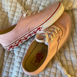 Söta vans  - Ett par super duper söta vans. Har använt dom 2 gånger och nu står dem bara på en hylla. Köpte dom för 2 år sen i london. Perfekta nu till våren. 