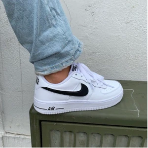 Nike air force 1 - Nike air force with black logo i storlek 38/39. Sparsam använda är dom. Kom privat för flera bilder och priset går att diskutera. Köpta från Nikes hemsida för 1099kr 