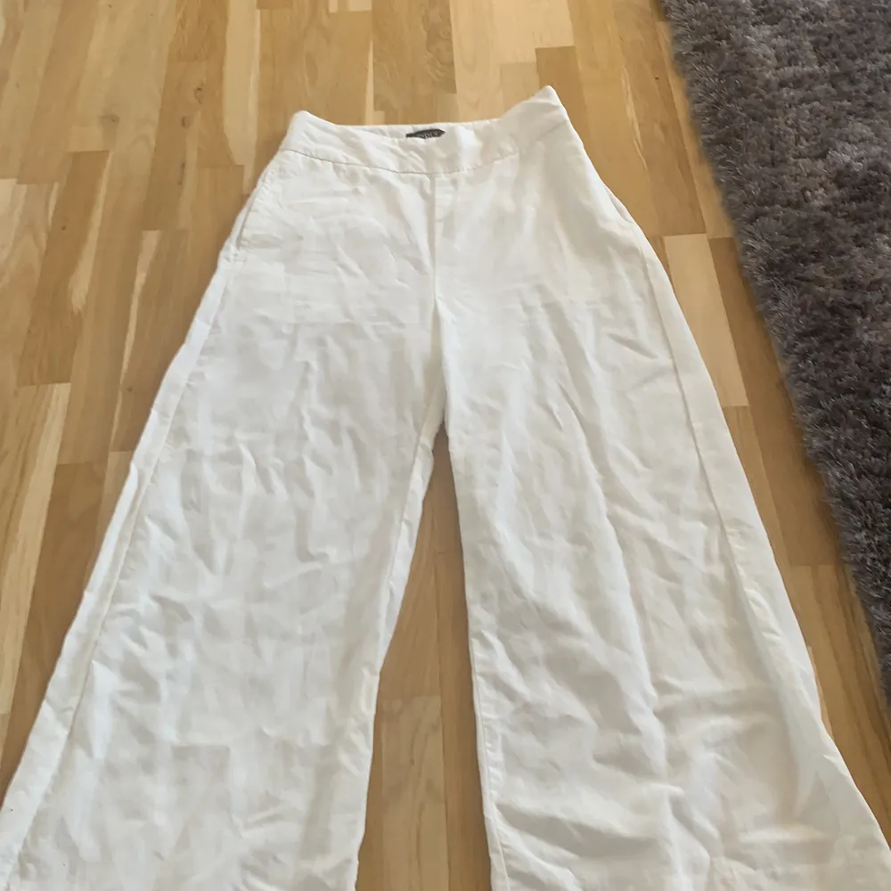 Vita kostym byxor från Lindex som är tightare längre upp och ”lösa” längre ned .Säljs pågrund av att de sitter för tight runt rumpa och höft 💞💕. Jeans & Byxor.