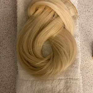 Löshår - Äkta löshår från rapunzel.  Färg10.3 ljusblond och 60cm långt. Använd ca 4 gånger. Clips.