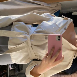Zara skjortjacka  - Säljer en jätte fin skjorta från Zara i beige jeansmatrial ganska tunn. Men jag har även använt den som jacka. Har ett skärm med och har lite puffarm som man ser på andra bilden. Storlek M, säljer den för 180 inkl frakt💕💕