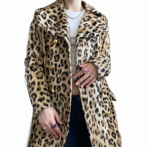 Kappa leopard - Leopardmönstrad kappa som är ganska lång, jag på bilderna är 170 cm😍