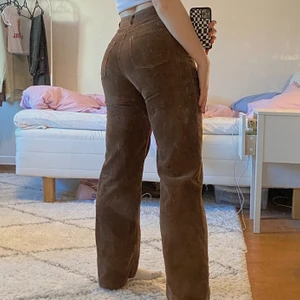 monki bruna jeans - säljer mina snygga bruna raka manchesterjeans ifrån monki med vita sömmar!! supersköna och väldigt trendiga, går ner till golvet på mig som är 170 ✨ frakt tillkommer på 60kr ✨