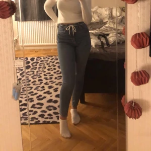 Mom jeans - Supersnygga mom jeans från hm i storlek 38, men jag skulle säga att det mer är 36. Säljes för 90kr men priset kan sänkas vid en snabb affär, köparen står för frakten!!😊