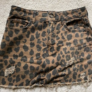 Kjol - Säljer min leopardkjol. Använd fåtalet gånger. Väldigt bekväm då den är i gjort i mjukare jeansmaterial🐆