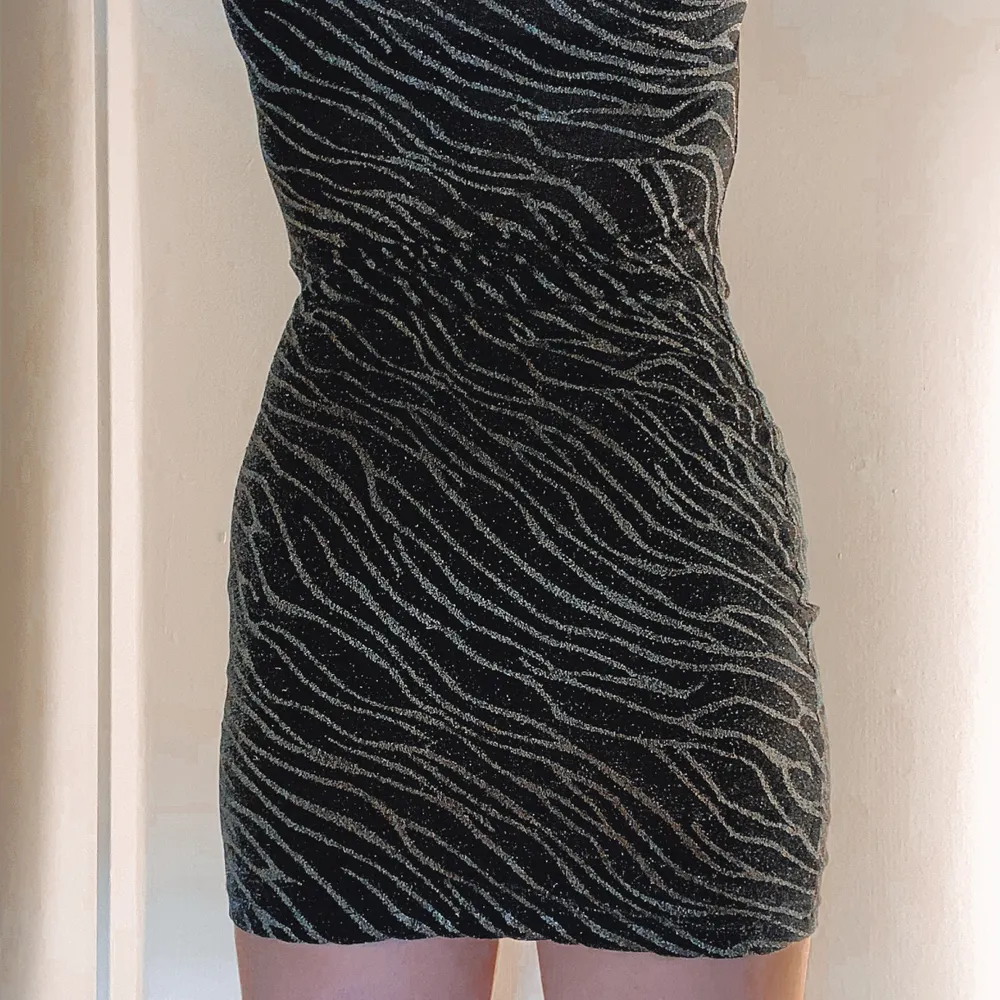 Glittrig zebramönstrig festklänning! Perfekt till nyår, fester och massa mer. Endast använd en gång. Köpt från Chiara Forthi. Sitter så bra och är i stretch material . Klänningar.