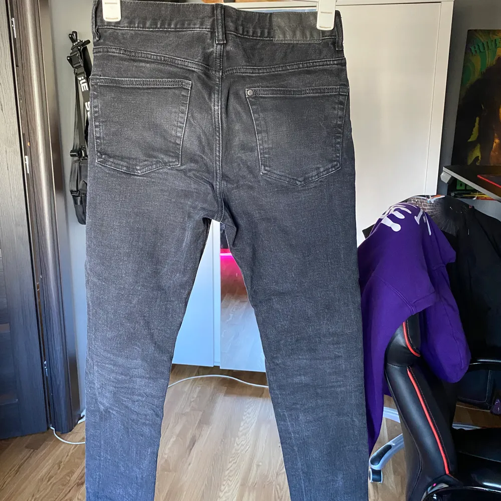 Ett par svarta jeans från hm denim, byxorna är i bra skick dock lite urtvättade. Storlek 31 . Jeans & Byxor.
