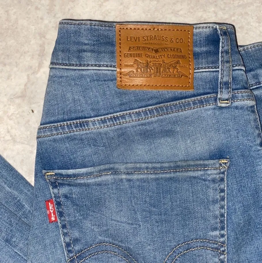 Säljer mina Levis jeans från Levis butiken på Marieberg, använda fåtal gånger ( 4-5 ungefär ) säljer pga viktnedgång då dom blivit alldeles för stora för mig. Köpt för 1099, säljer för 300. Dom är varken tvättade eller strukna men det gör jag när innan dom säljs. (Du står för frakt) storlek : W30 L30. Jeans & Byxor.