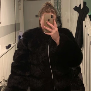 Svart päls jacka  - Säljer åt en kompis. Jackan är köpt på Chelsea och är i jätte fint skick, knappt använd och nypris är 1000kr. Skriv vid intresse eller frågor 💕
