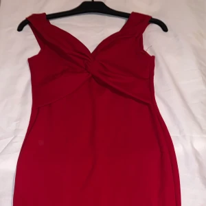 Röd festklänning  - Knälång festklänning, använt under en kväll, bra skick, storlek M/L, finns i Halmstad men går att fraktas 