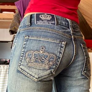 Victoria Beckham jeans - As snygga jeans från Victoria Beckham! Säljer då dom är lite små för mig i midjan (strlk 27 ) och för korta i benen, jag är 173  byxornas innerbenslängd är ungefär 66cm. Budgivning, skriva gärna budet privat blir lättare att hålla reda på, budet är på 370kr höj med minst 10kr. Budgivningen avslutas 9/3 kl 18