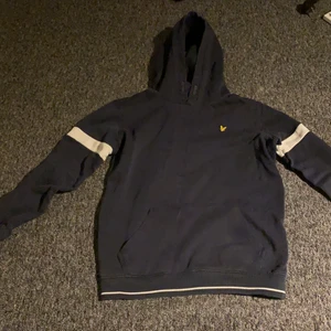 Lyle and Scott Hoodie  - Lyle and Scott hoodie i strolek 12 - 13 år. Kontakta mig vid frågor!