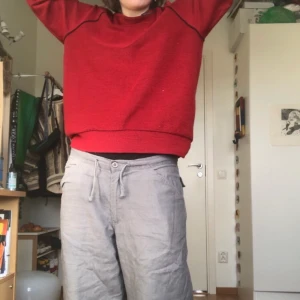 Cheap monday tröja - ❤️Helt ny och aldrig använd.❤️Köpt på en cheap monday sample sale efter att märket lades ner. över min döda kropp kollektionen. Tyvärr är tröjan lite nopprig trots att den aldrig är använd, ingen aning varför:( kan mötas upp annars tillkommer frakt