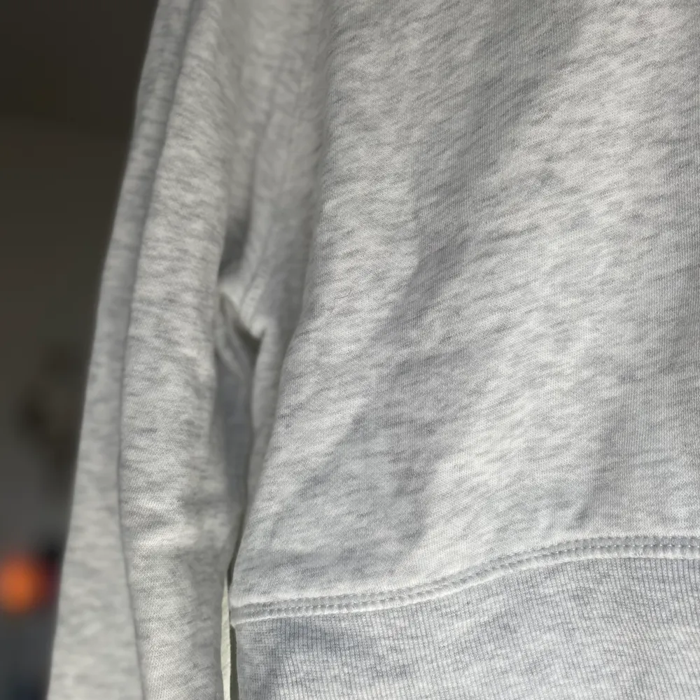 En ljus grå kort hoodie från H&M i storlek XS. Ljusare i verkligheten. Aldrig använd.. Hoodies.
