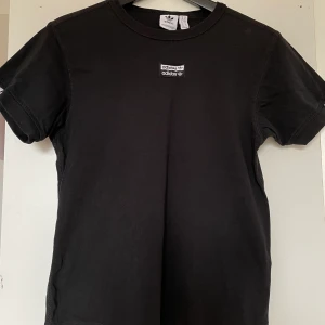 Adidas T-shirt - Fint adidas T-shirt 