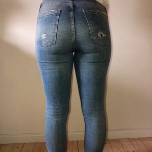 Säljer dessa jeans från Zara med om vid ena knät och uppe vid låret! Superfina till våren och sommaren 😍🌸