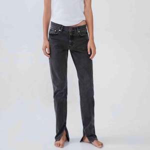 Säljer dessa gråa jeans med slits från Zara i storlek 32💓 Köparen står för frakten! 