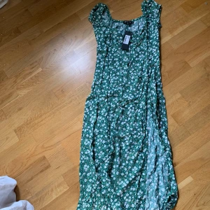 Midiklänning m. Slits 37 - Säljer en supersöt klänning beställd från märket Morel Rocks i storlek xs då den tyvärr inte passar mig! 💖superfin klänning med slits nertill!  prislappen sitter kvar och jag har aldrig använt den utan endast provat en gång! 👗 pris: 120 kr 