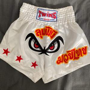 🥊 Vintage Thai boxing shorts size M/L                              🥊 Worn only 2-3 times so good condition                    