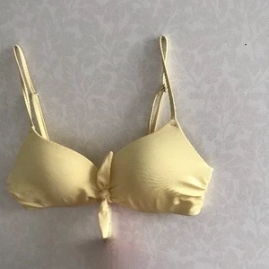 Ljusgul bikini topp - Bikinitopp från hm. Aldrig använd eller testad då jag såg att den var för liten direkt. Strl. 34/36. Justerbara band samt möjlighet till tre olika längder på omfånget. Lite pushup, skulle passa bäst för en B-C kupa. Säljs för 75 + frakt💛💛